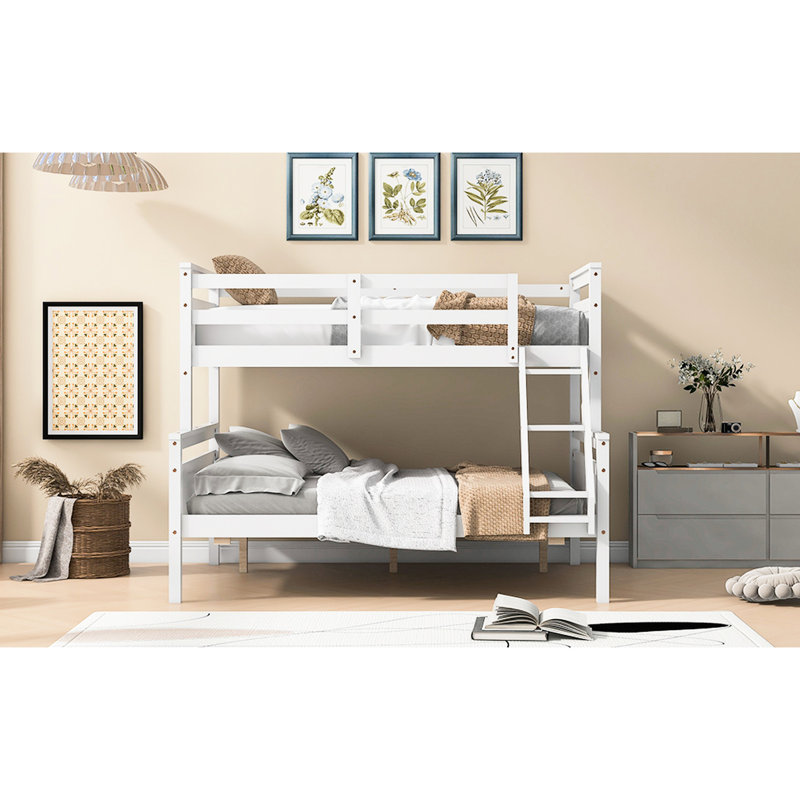 Lit simple superposé au-dessus d'un lit double en blanc pour la chambre à coucher - et sécurisé avec équipement de construction stable