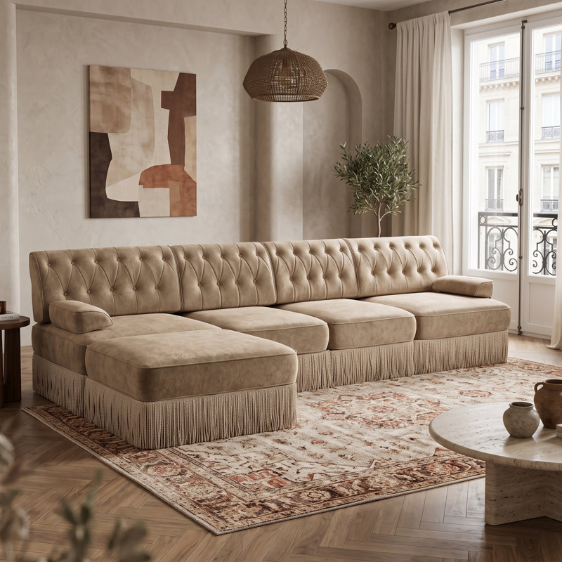 Canapé d'angle modulaire 4 places avec pouf, jupe à franges d'inspiration vintage, dossier capitonné et assise flexible, couleur camel