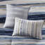 Literie bleu très grand / très grand en seersucker. 8 Collection. Motif à rayures aquarelle. . Édredon, taies décoratives, coussins, courtepointe, taies décoratives. Lavable à la machine. Édredon et courtepointe Tranquil Decor. . Comprend-124826303-124826304