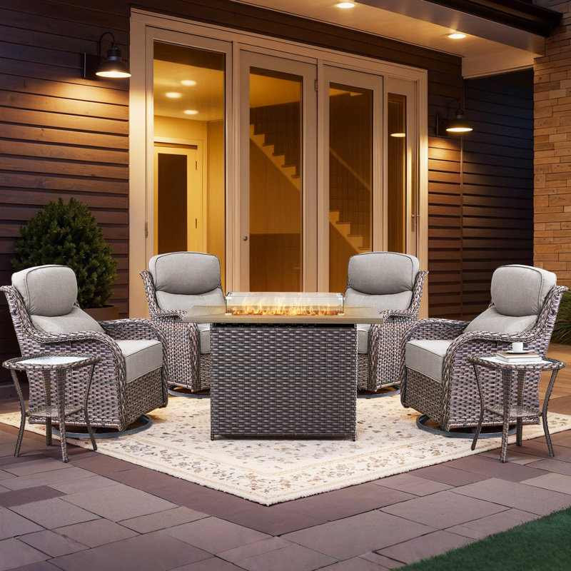 Ensemble de conversation d'extérieur en osier 7 pièces avec foyer rectangulaire Wickes, 4 fauteuils pivotants avec coussins épais de 6 po