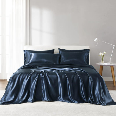 Lit simple en satin de luxe - froissé - splendeur. Convient à des matelas de 16 po ou moins. Contient 1 drap plat, 4 taies d'oreiller et housse. Lisse soyeuse, hydratante pour les cheveux de la peau. Bleu foncé, 100%. Laver à l'eau froide