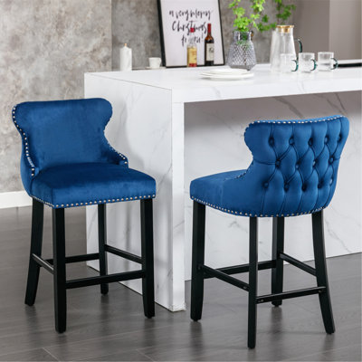 Mobilier, tabourets de bar contemporains rembourrés de velours avec boutons capitonnés et pieds en bois, garniture cloutée en chrome, chaises de bar de style loisir, tabourets de bar, ensemble de 2