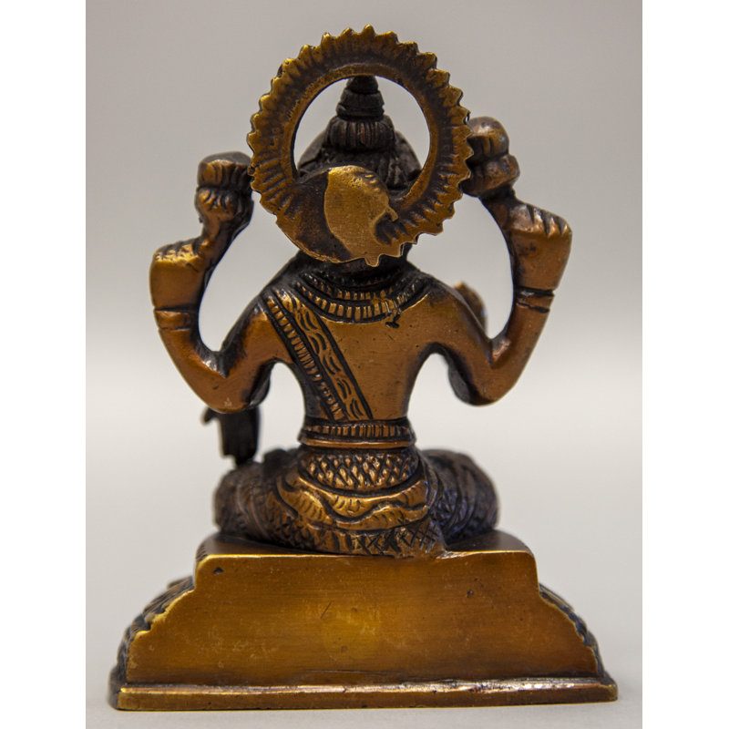 Laxmi assis sur une base antique