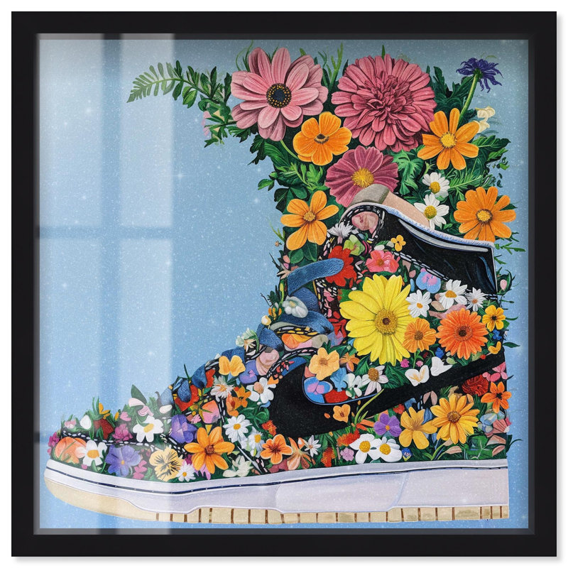 «Blooming Floral Sneaker Shadowbox Print Sneaker» par Art Remedy, H 17 po x l 17 po, Noir