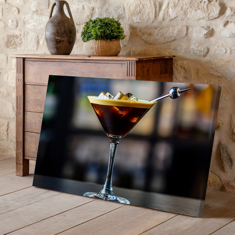 Toile, verre à cocktail sophistiqué rempli d'un riche espresso foncé Martini mettant en vedette une surface brillante qui reflète l'art mural sur toile