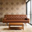 Canapé capitonné Mid-Century moderne avec coussins décoratifs roulés
