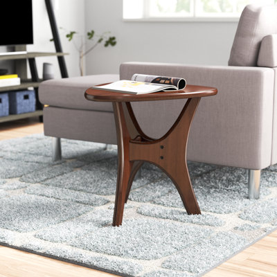 Table de bout en bois Mid-Century triangulaire l 21 po Fresca
