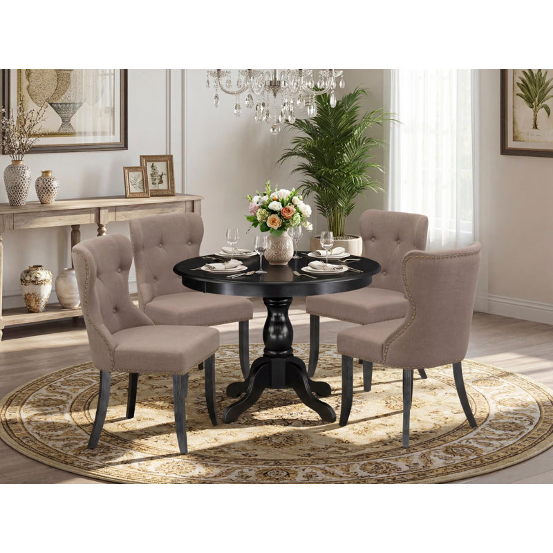L'ensemble de mobilier de salle à manger 5 pièces comprend une table ronde avec piédestal et 4 chaises rembourrées en tissu de couleur café, noir brossé