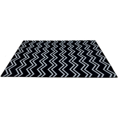 Tapis de salle de classe rectangulaire KidCarpet.com à chevrons noirs sur gris, 122 x 183 cm