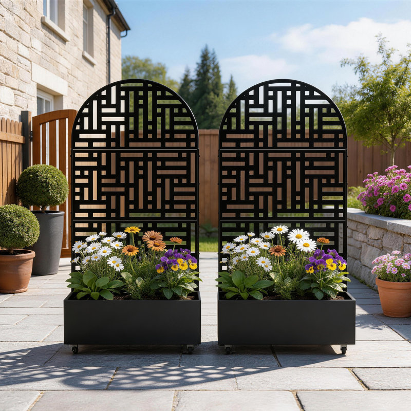 Boîte à fleurs en métal avec treillis et roues Brinley, H 70,8 po x l 35,5 po x P 15,7 po, Noir