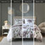 Édredon moderne avec taie décorative mauve à motif floral et taupe-131530912