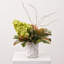 Magnolia des bois - hortensia vert, floraison de magnolia blanc, feuille de toucher véritable et verdure mélangée dans un arrangement de vacances de Noël en cylindre de bouleau blanc