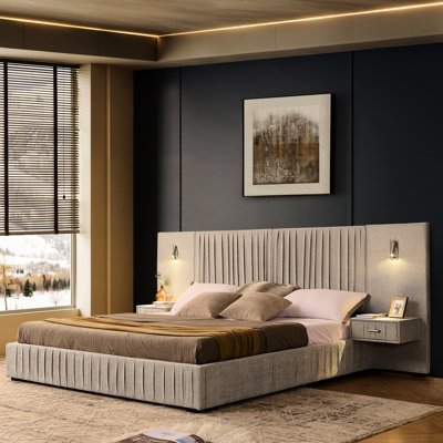 Très grand lit tapissier en chenille plissée et à angle - lumières réglables, tête de lit plateforme, table de chevet, lampes, beige