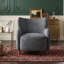 Fauteuil à oreilles en velours avec coussin à ressorts ensachés et pieds en bois massif