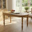 Table de salle à manger de style ferme en bois massif de couleur blé; Forme ovale avec un plateau de table spacieux; Convient pour un repas confortable pour 6 personnes.