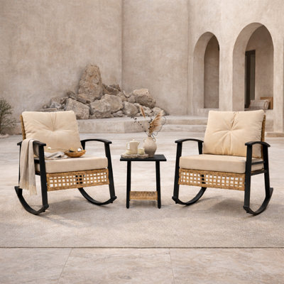 Ensemble de chaises berçantes d'extérieur, ensemble bistro 3 pièces toutes saisons avec rotin en PE résistant aux intempéries, structure en acier résistant à la rouille et table d'appoint en métal à 2 niveaux