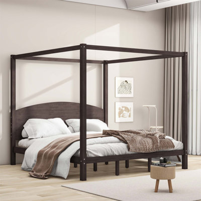 Lit plateforme à baldaquin avec tête de lit, pieds de soutien et finition élégante en bois lavé pour les chambres à coucher modernes