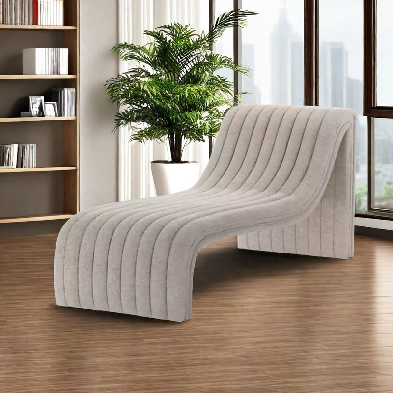 Chaise élégante au design artistique, Gris clair