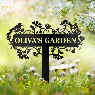 Oiseau de jardin papillon sur des fleurs sauvages