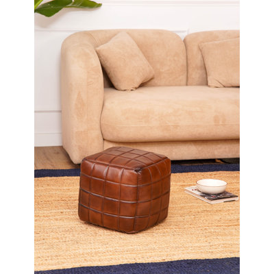 POUF EN CUIR DE CHÈVRE FABRIQUÉ À LA MAIN CARRÉ ET FABRIQUÉ À LA CARRE - 14 po x 14 po x 14 po, de forme carrée, de couleur brune, de motif géométrique traditionnel, de cuir de chèvre Genunie, de coton recyclé rembourré, de pouf de salon pour 