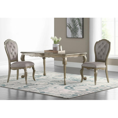 Ensemble de deux chaises d'appoint de salle à manger capitonnées en tissu beige et taupe et en bois massif