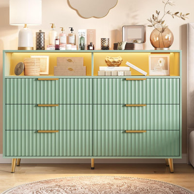 Commode 6 tiroirs pour la chambre à coucher, commodes de 47,2 po de largeur avec lumières DEL et station de charge, conception à profil incurvé, tiroirs en bois cannelé avec poignée dorée, commode moderne pour le salon, vert