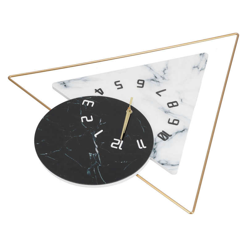 Horloge murale de style nordique, moderne et épurée, idéale pour décorer un salon ou un hôtel.