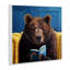 Ours brun lisant un livre sur un animal de la forêt-983641501-982548464