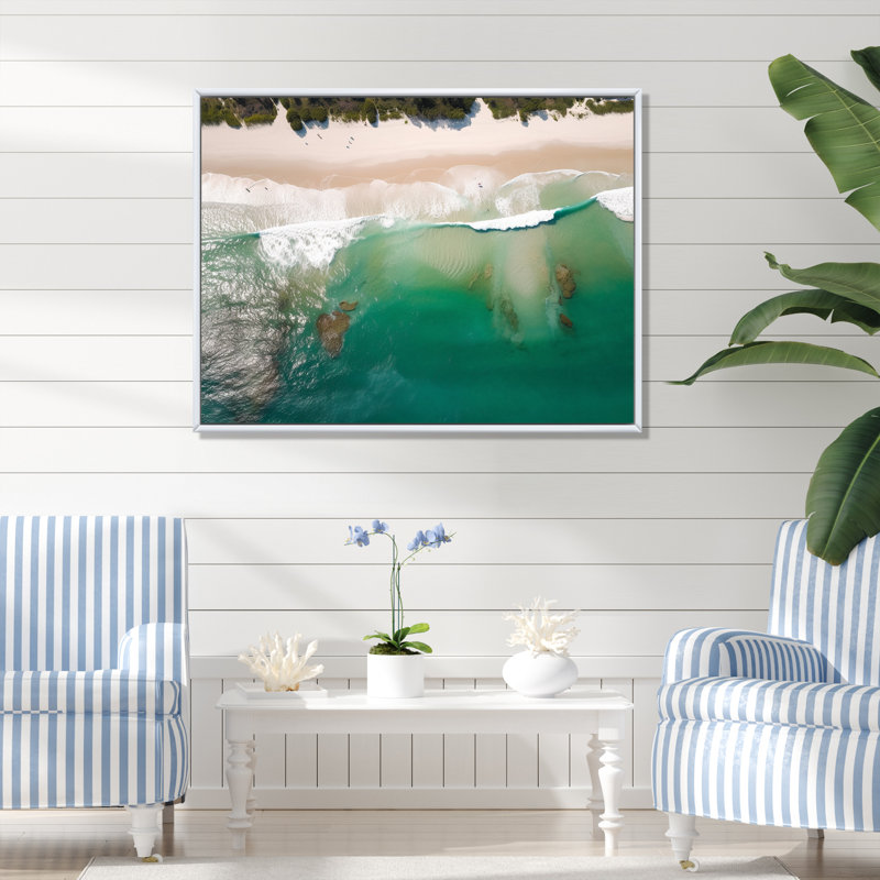 Vagues vertes vue aérienne I - plage, art mural, Cadre flottant blanc, H 34 po x l 44 po x P 1,5 po