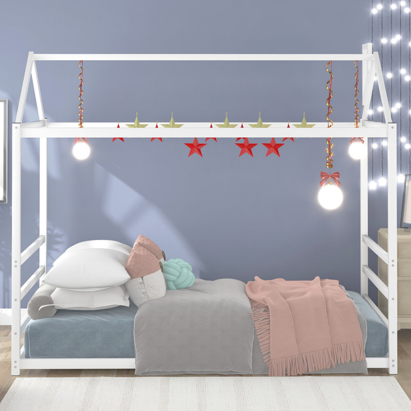 Lit plateforme unique avec toit et cheminée, parfait pour créer des liens familiaux et créer un décor de chambre à coucher