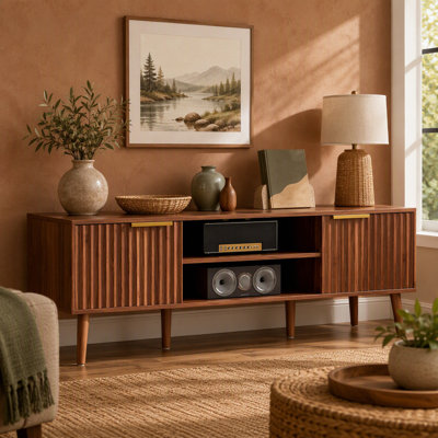Meuble télé en noyer de style Mid-Century pour téléviseurs jusqu'à 65 pouces, mesurant 54,3 pouces de largeur x 15,3 pouces de profondeur x 19,6 pouces de hauteur avec une capacité de 150 livres ; comprend 2 armoires à portes cannelées, 2 tablettes réglables, des passe-câbles et 5 pieds fuselés.