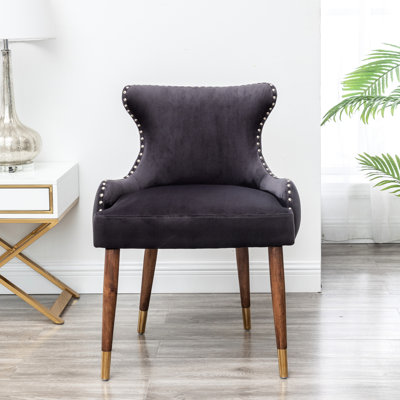 Chaise rembourrée en velours gris - Style contemporain avec rembourrage en mousse, capitonnage à boutons, garniture décorative en métal, dossier courbé avec pieds, stable