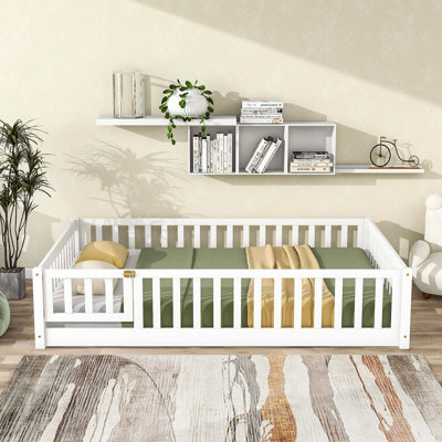 Lit de plancher avec clôture et porte, lit de plancher en bois d'hévéa avec barrières de sécurité