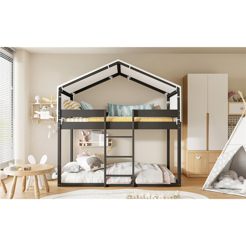 Lit simple au-dessus d'un lit superposé avec tente, construction, style maison de jeu amusant pour la chambre à coucher, décoration d'intérieur, jeu et sommeil