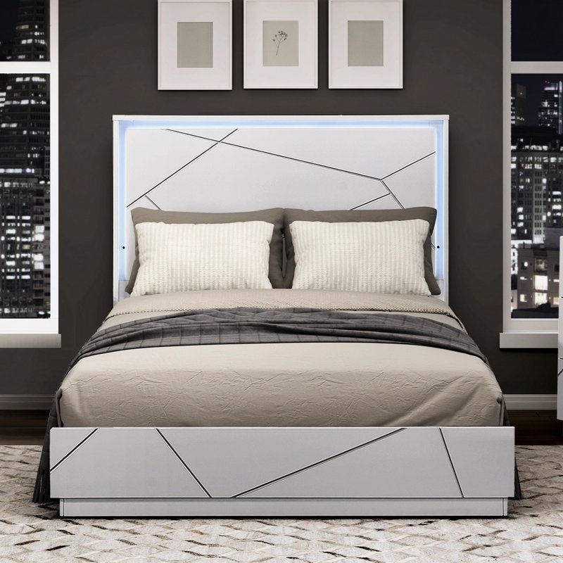 Très grand lit avec finition blanche, tête de lit à DEL et détails géométriques dans la chambre à coucher, mobilier contemporain