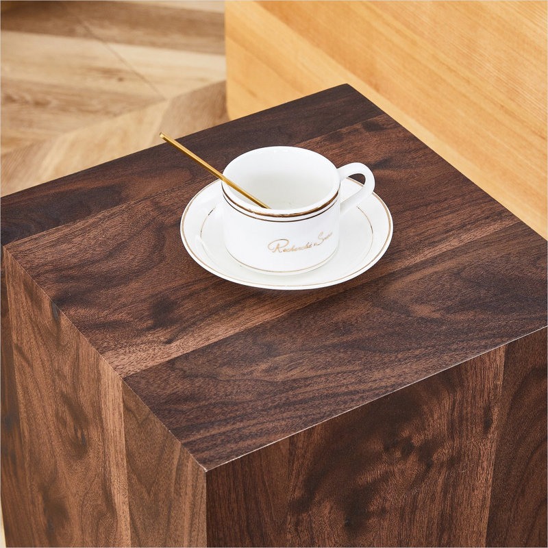 Table basse carrée avec finition grain de bois de noyer, format compact de 12 pouces, panneau de fibres à densité moyenne brun classique