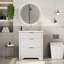 Meuble-lavabo moderne avec lavabo en céramique blanche, panneau en bois à texture ondulée, tiroirs rabattables et profonds-123543889