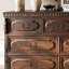 Armoire à neuf tiroirs en bois massif brun foncé