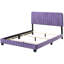 Le lit double en velours mauve crée une chambre à coucher confortable et élégante-926275604