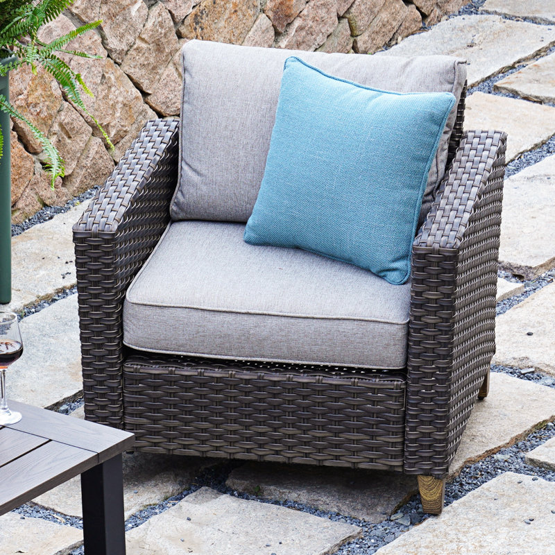 Chaise de patio Umeh Melbourne en osier avec coussins amovibles