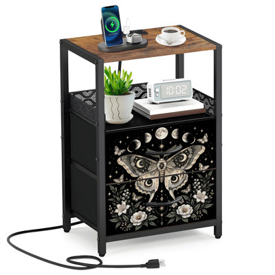Table de chevet à 2 tiroirs en tissu avec station de charge, motifs papillons de nuit et lune, style floral sombre et esthétique, avec tablette ouverte, ports USB et prises électriques.