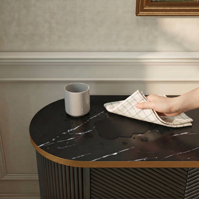 Buffet diagonal cannelé avec bordure dorée, plateau en faux marbre, rangement moderne pour la salle à manger et le salon