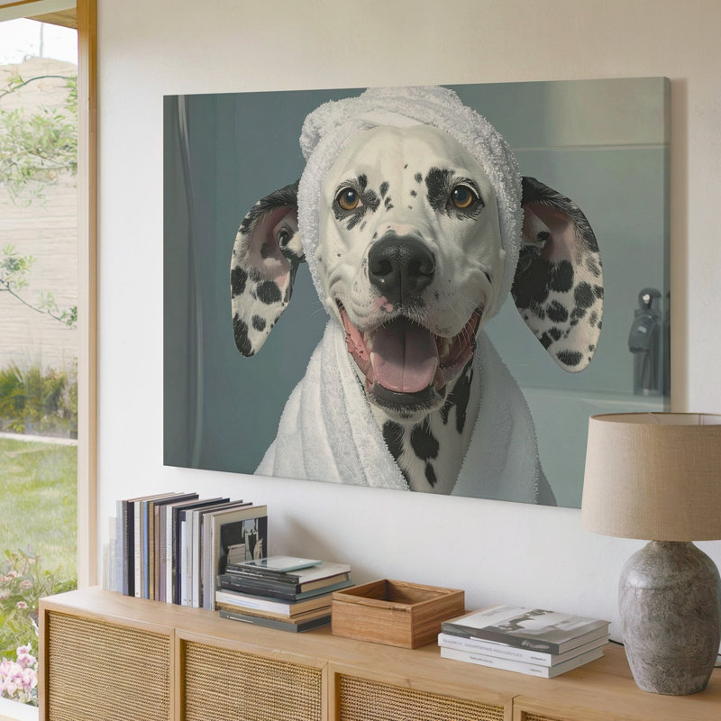 Impression sur toile "Un chien dalmatien enveloppé dans une serviette blanche avec seulement sa tête et ses pattes visibles"