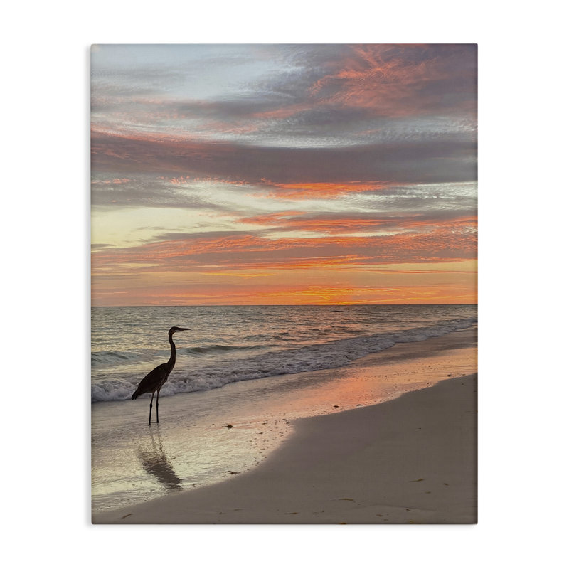 «Lone Egret on Beach», art mural sur toile par Mary Lou Johnson, H 20 po x l 16 po