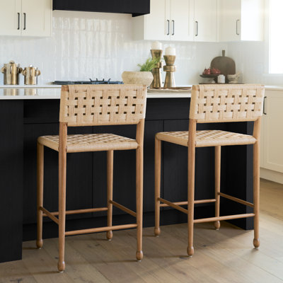 Le tabouret de comptoir Brinley est fabriqué à partir de corde de papier naturel durable, avec un siège et un dossier à double tissage sur un cadre en bois brun robuste.