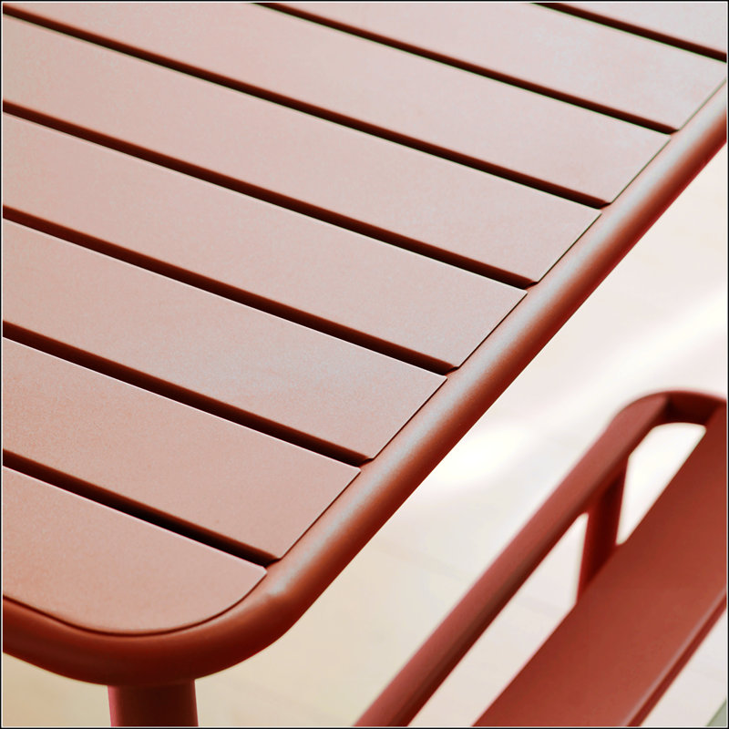 Table d'extérieur carrée imperméable Sera, idéale pour la cour, le balcon et les repas en plein air avec un design américain