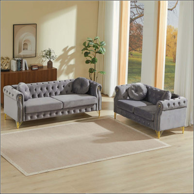 Canapé Chesterfield en velours avec deux coussins ronds, avec des clous en cuivre et des boutons capitonnés, avec des pieds en métal. La conception en boucle permet de suspendre des ornements de dessins animés.