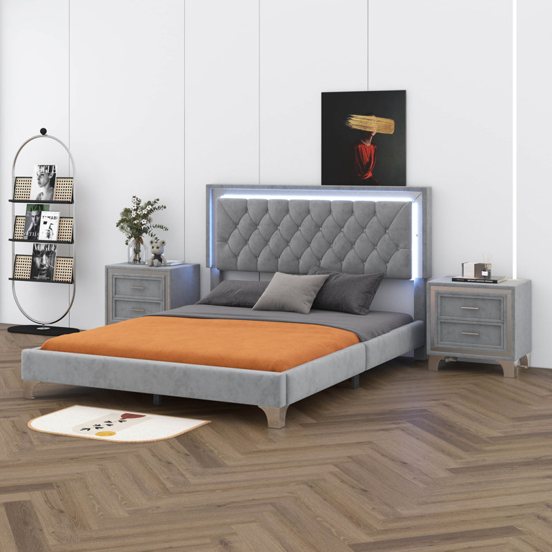Grand lit plateforme tapissier Chanise avec lumières DEL et deux tables de chevet, Gris