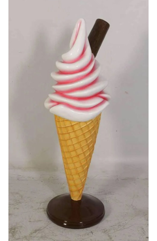 Petite statue surdimensionnée de crème glacée à la fraise