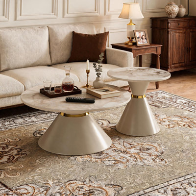 Ensemble de 2 tables basses rondes gigognes, tables basses à plateau en pierre frittée avec piédestal kaki et anneau décoratif doré, tables d'appoint modernes et luxueuses pour petit salon